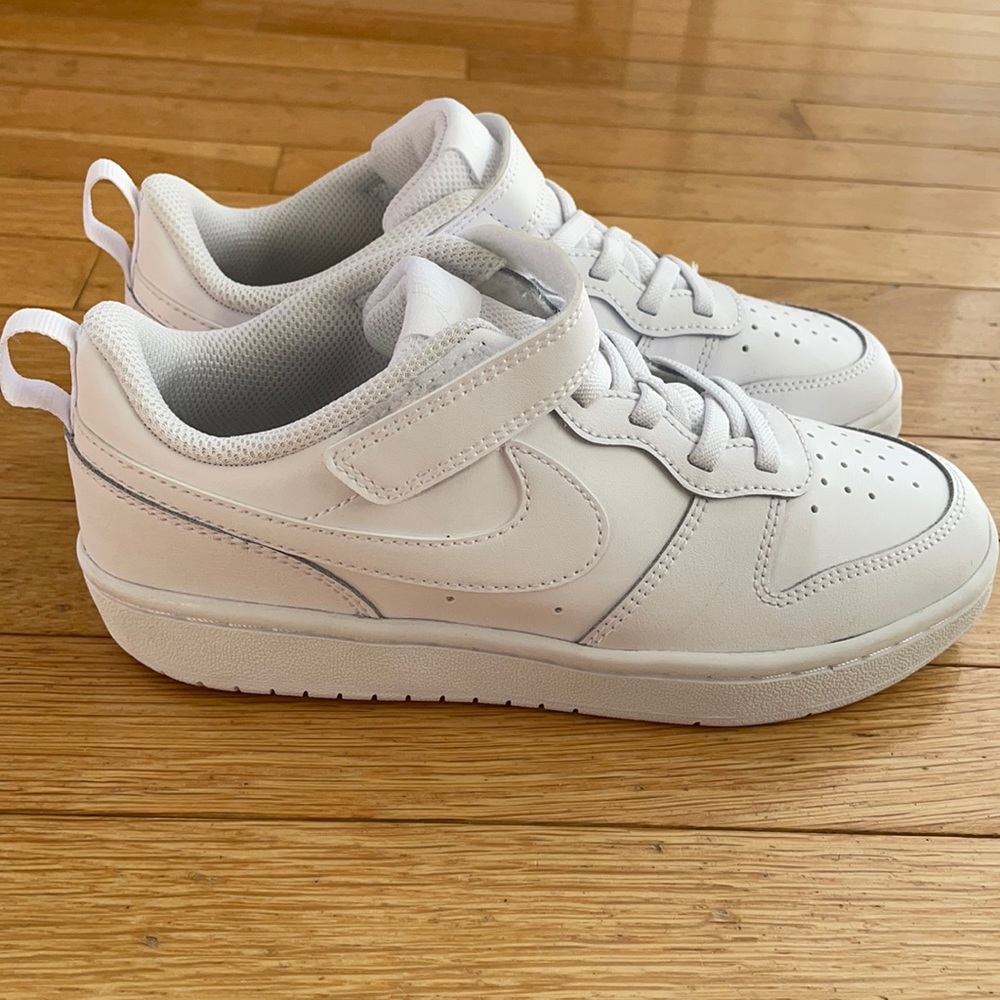 BOYS' NIKE BIG KID COURT BOROUGH LOW 2 SNEAKERS Size 2.5Y